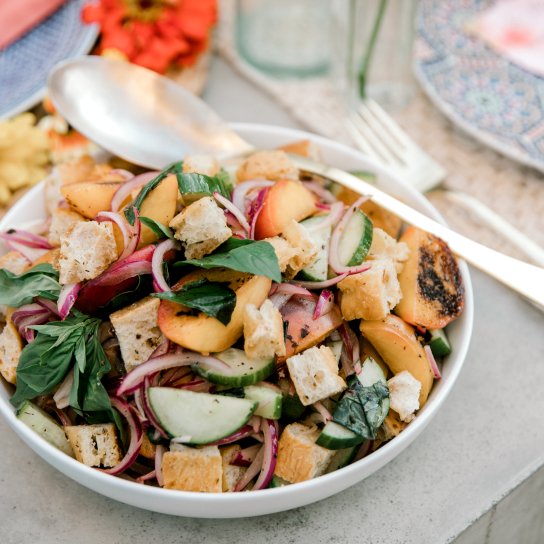 салат з огірками та персиками