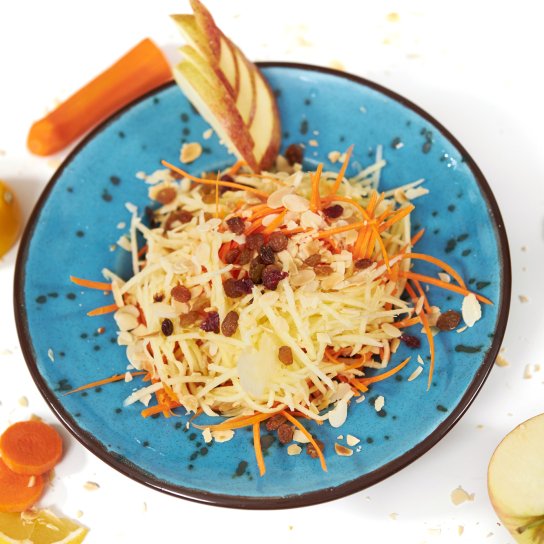 Салат з моркви, яблук та родзинок