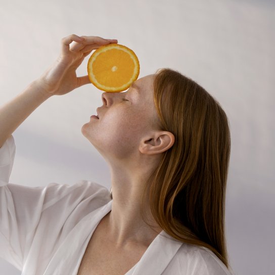 Дівчина з цитрусовим