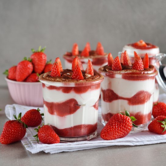 Полуничний трайфл із кремом