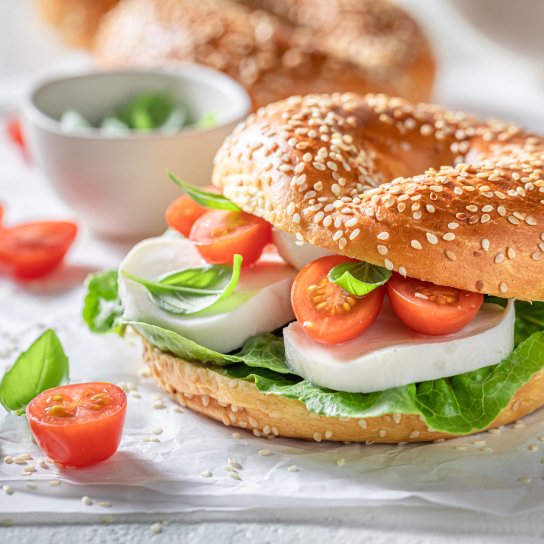 Запечений бублик з яйцем та овочами