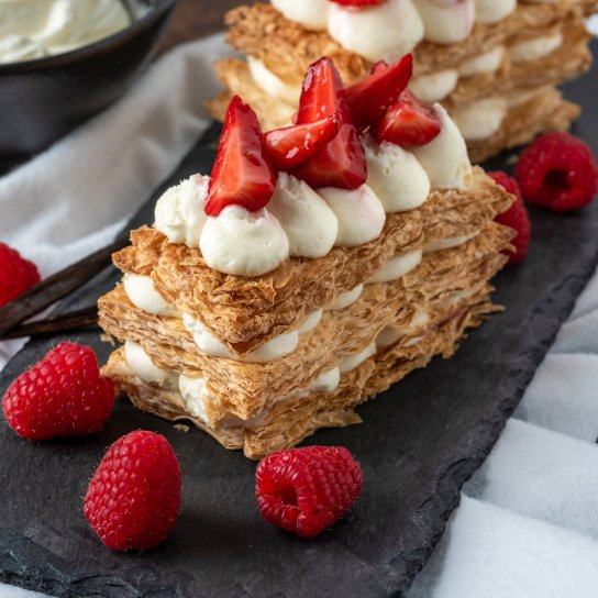 Тістечко з кремом і ягодами