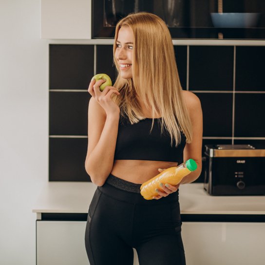 Спортивна жінка на кухні