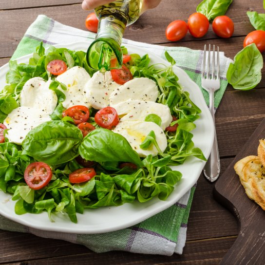 Овощной салат с моцареллой