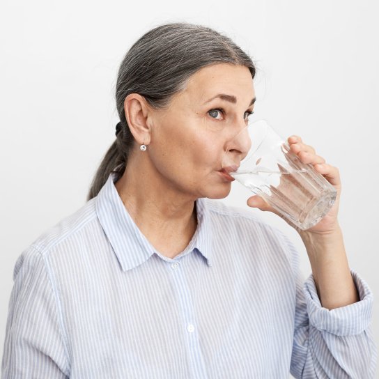 Жінка зі склянкою води