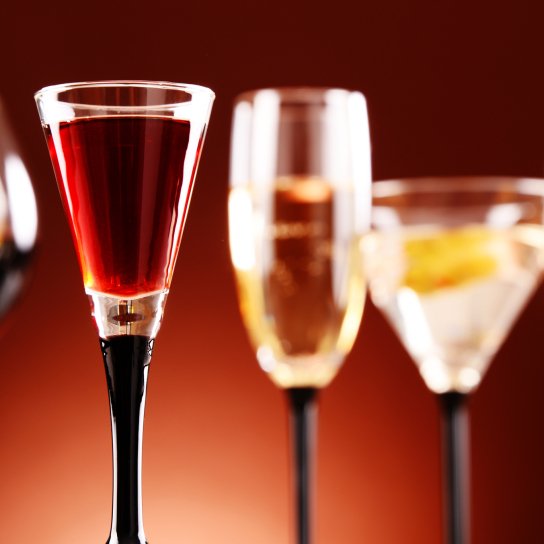 Лікер на фоні іншого алкоголю