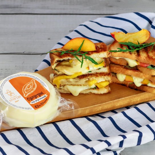 Сендвічі на грилі з сулугуні та персиками
