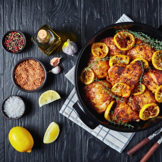 Курка з травами та цитрусами