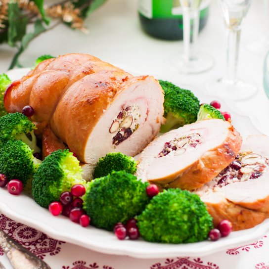 Комок индейки, фаршированный клюквой и орехами