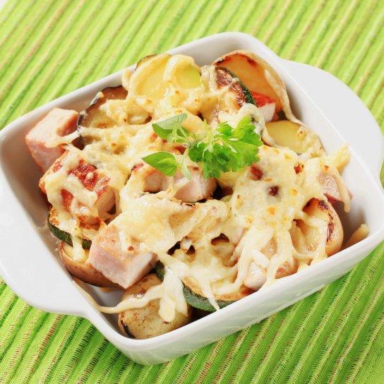 Картопля із засмажкою з грибів та грудинки