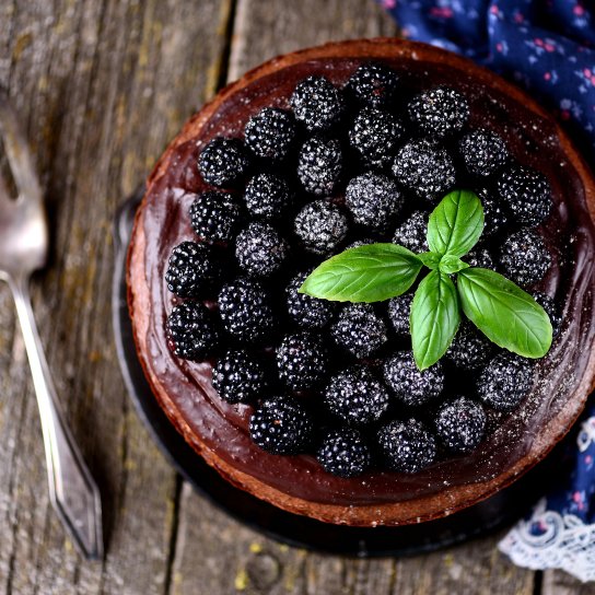 Шоколадно-кабачковий кекс з ягодами