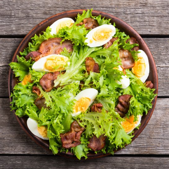 Весняний салат з беконом і горошком