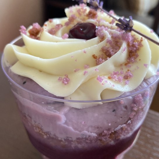 Трайфл з лавандовим кремом і бісквітом