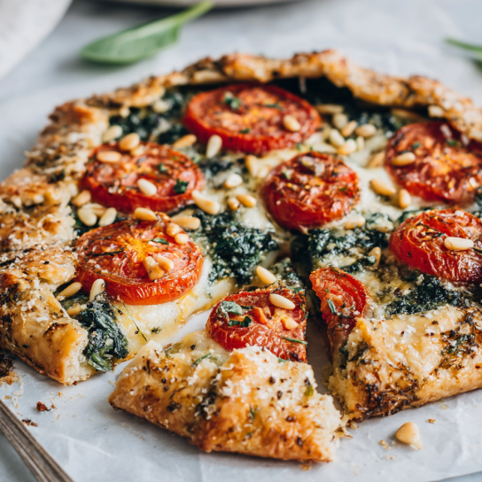 Шпинатна галета з томатами та песто
