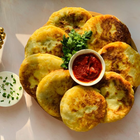 Смажені коржики з яйцем і зеленою цибулею