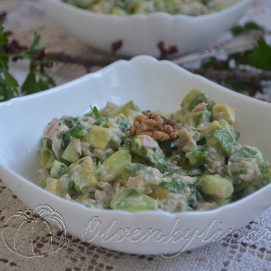 Салат з авокадо, огірком і тунцем