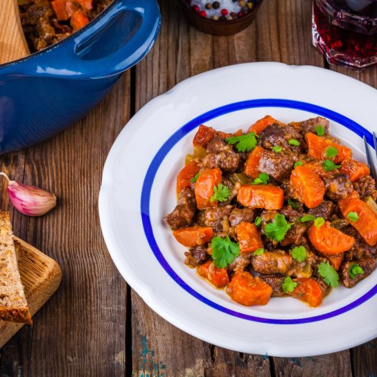 Томлена яловичина у вині