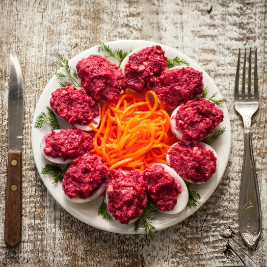 Фаршировані яйця з оселедцем і буряком