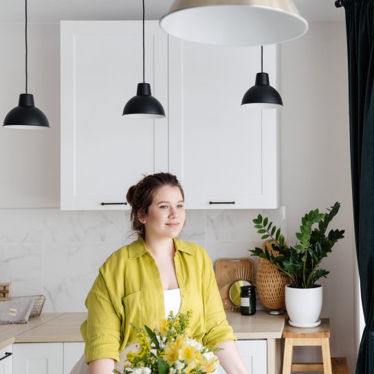 Дівчина на кухні