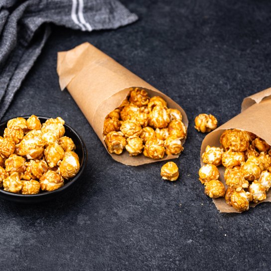 Попкорн із куркумою і пармезаном