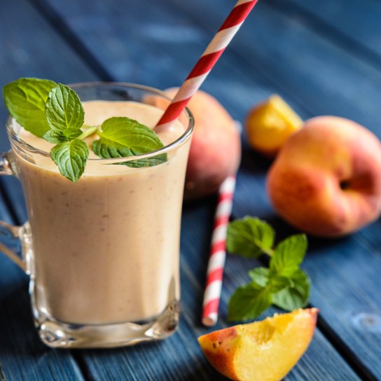 Персиковий молочний коктейль