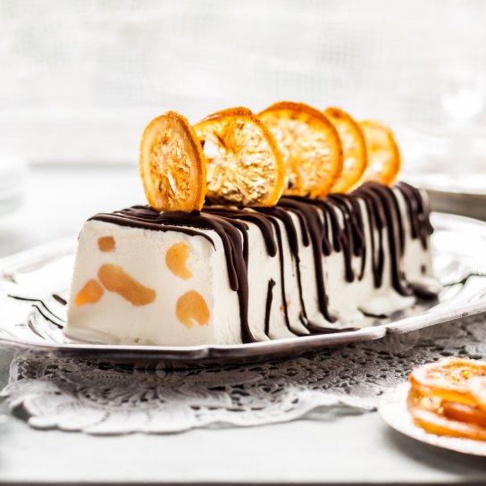 Заморожений десерт з сиру, горіхів та кураги