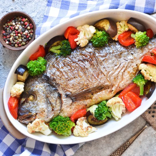 Дорадо з томатами та цвітною капустою