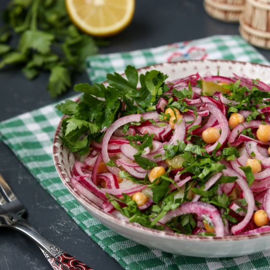 Салат с луком и горохом в большой тарелке