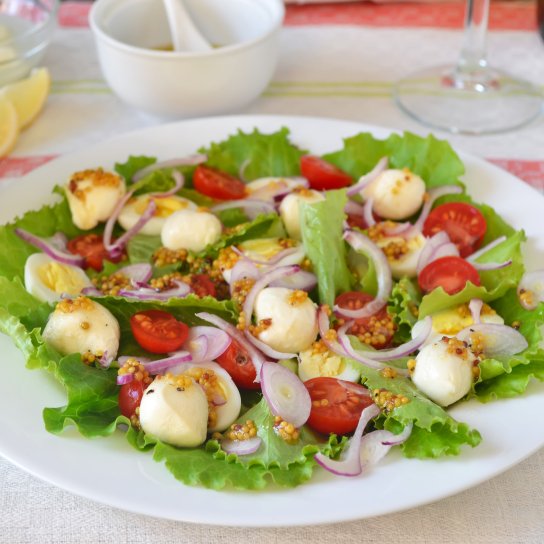 Салат з овочами, сиром та яйцями