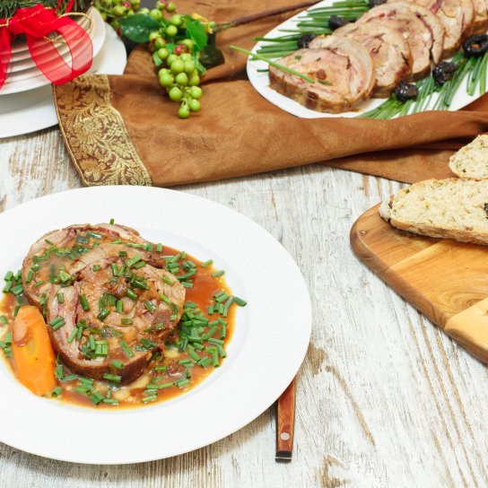 Телячі рулетики з беконом і овочами