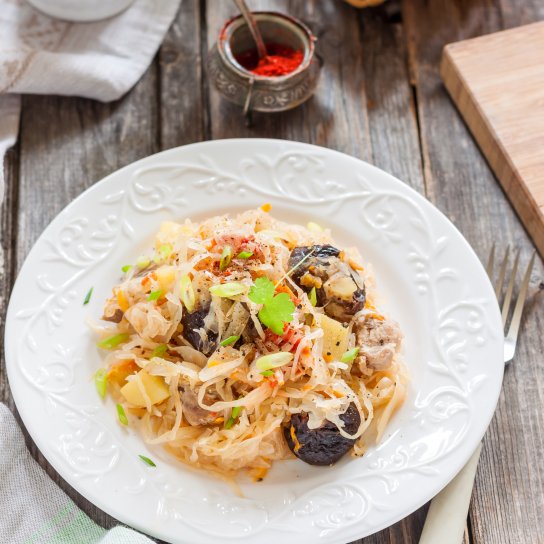 Фасоль с квашеной капустой и черносливом рецепт