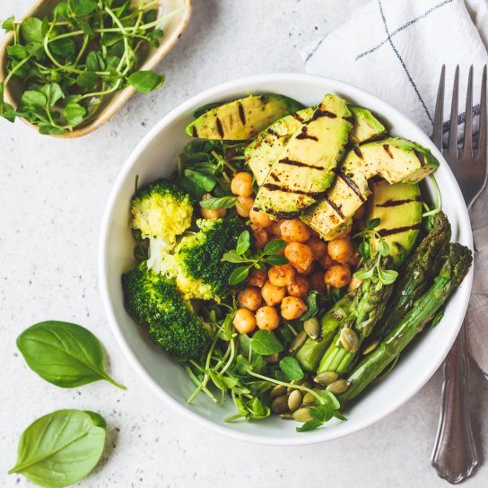 Теплий салат зі спаржею, нутом і лимонною заправкою