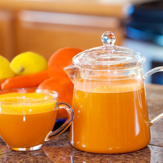 Сік з моркви, редьки та фруктів