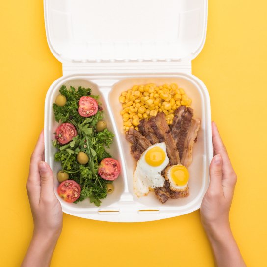 Їжа в пластиковій упаковці