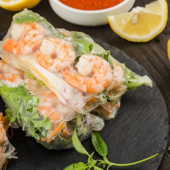 Спринг-роли з креветками та арахісовим соусом