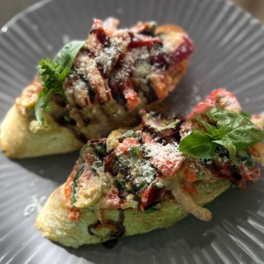 Брускети з запеченими перцями