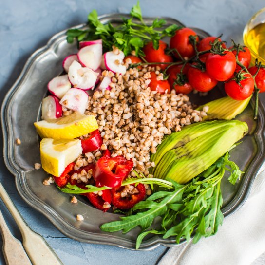 Боул з гречкою, авокадо і чері