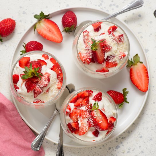 Полунично-кокосовий десерт