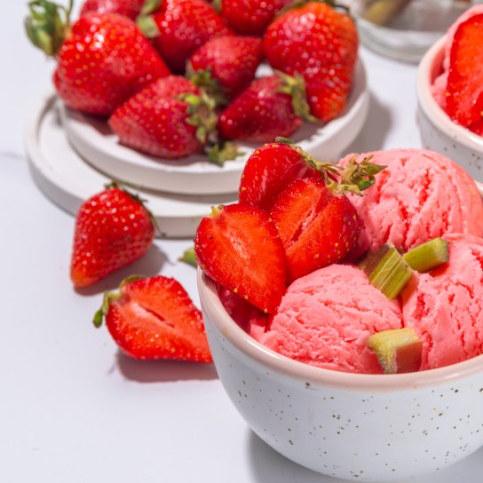 Мармурове морозиво з полуницею