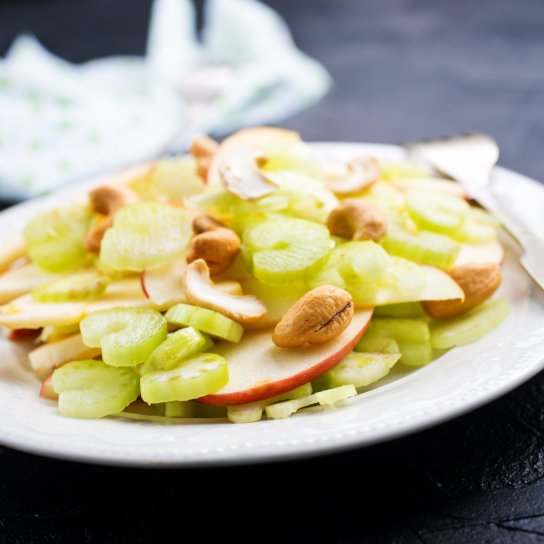 Салат із селерою і яблуком