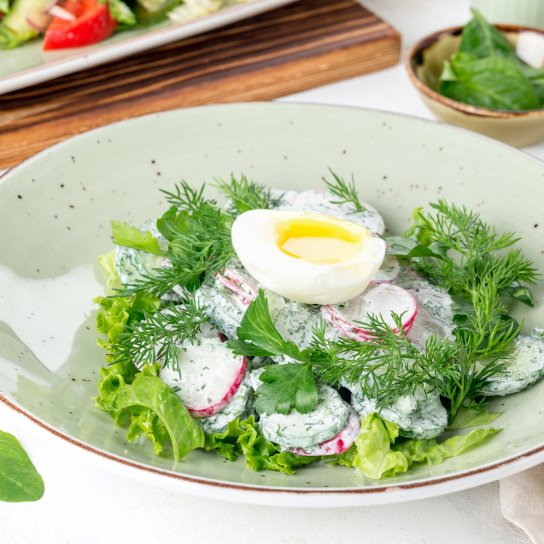 Овощной салат с яйцом и зеленью