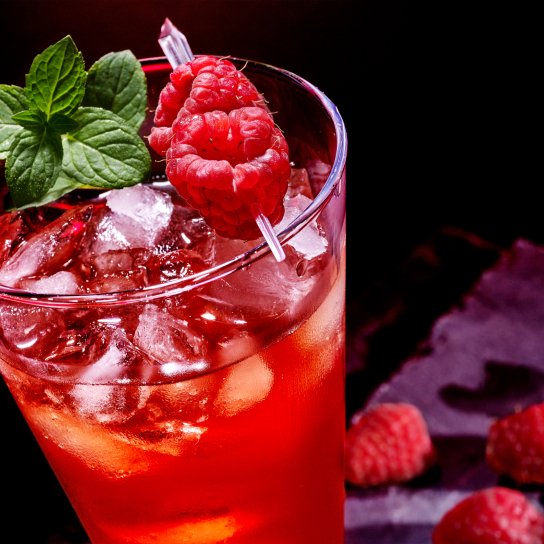 Ягодный кулер с малиной и базиликом