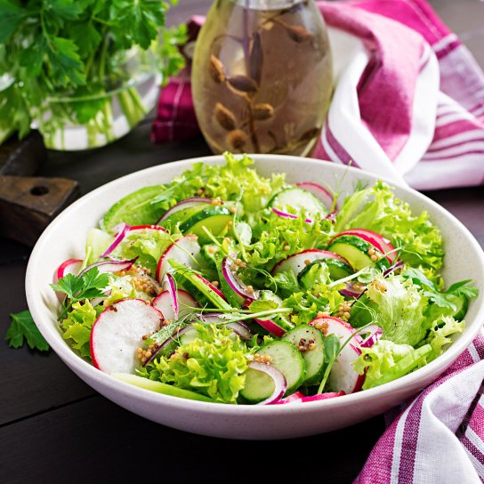 Весняний салат з черемшею і редискою