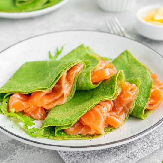 Шпинатний млинець з рибою та соусом теріякі