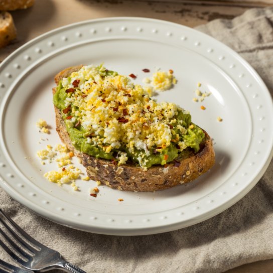 скрембл авокадо тост