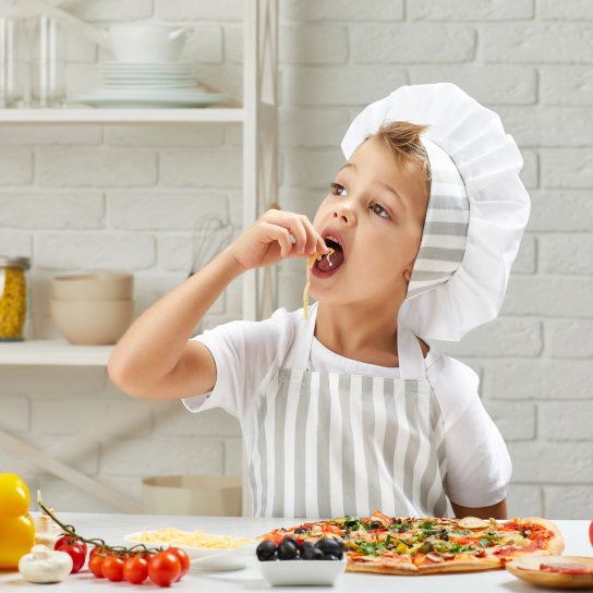 Дитина готує