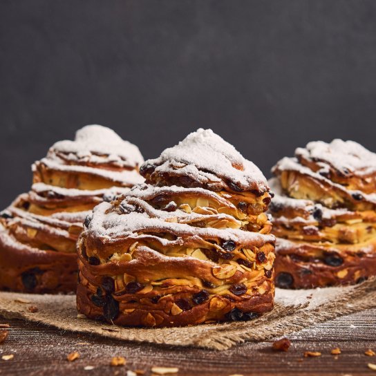 Великодні крафіни з родзинками