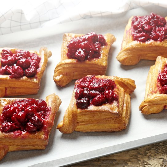 Слойки з ягодами з листкового тіста