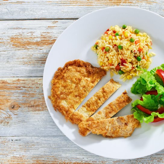 Курячі відбивні з овочами і рисом