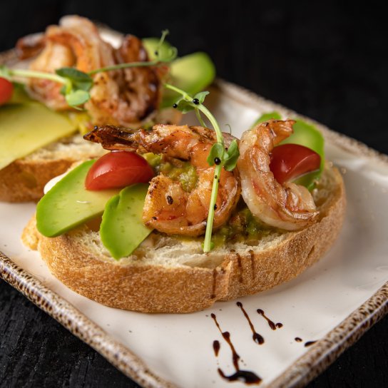 Багет з креветками і томатами